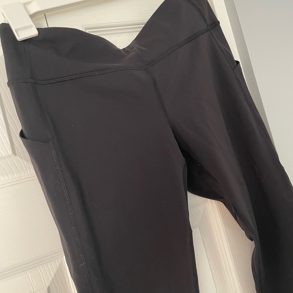 lululemon size 8 cropped black leggings with pockets - Picture 3 of 4